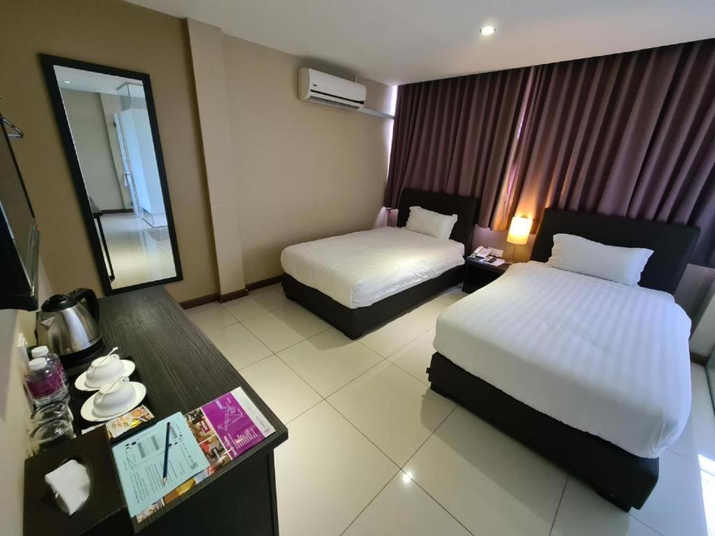 Merdeka Hotel Kluang Exterior photo