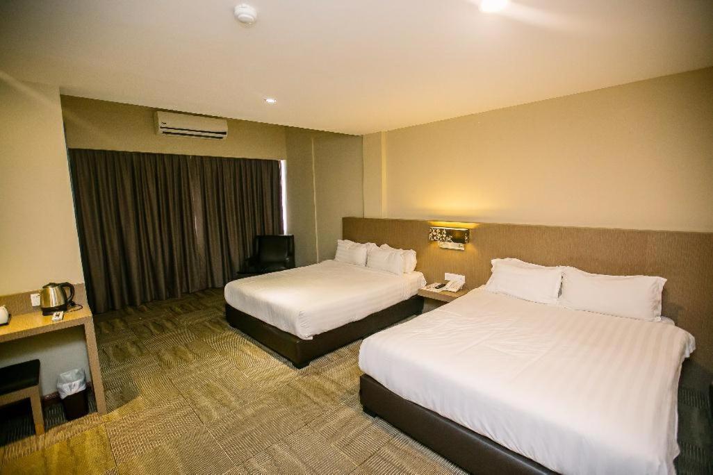 Merdeka Hotel Kluang Exterior photo