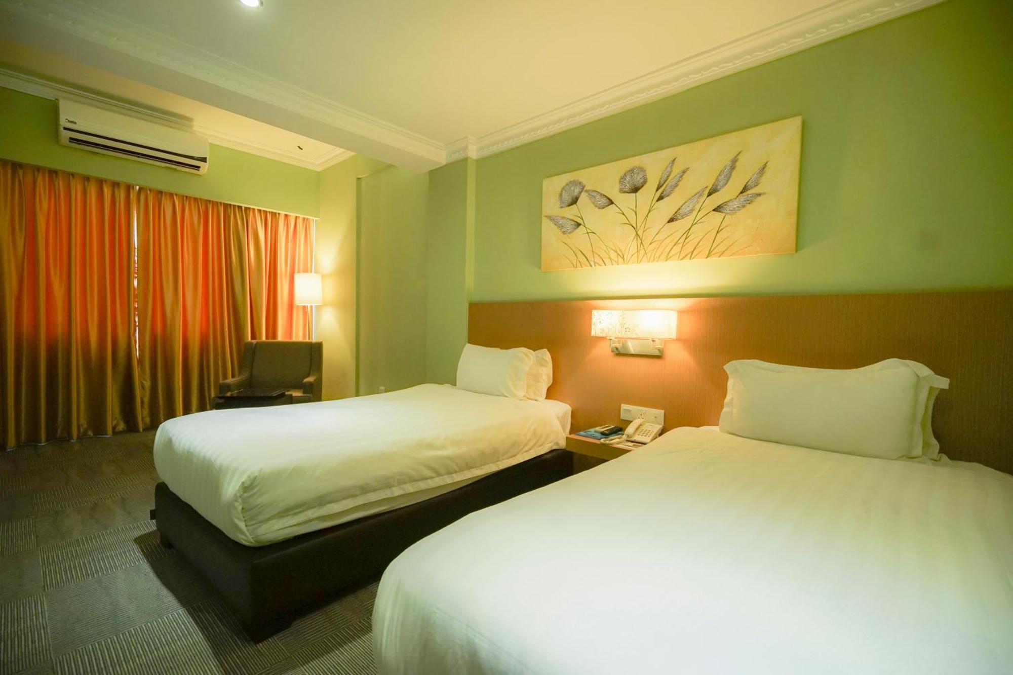 Merdeka Hotel Kluang Exterior photo
