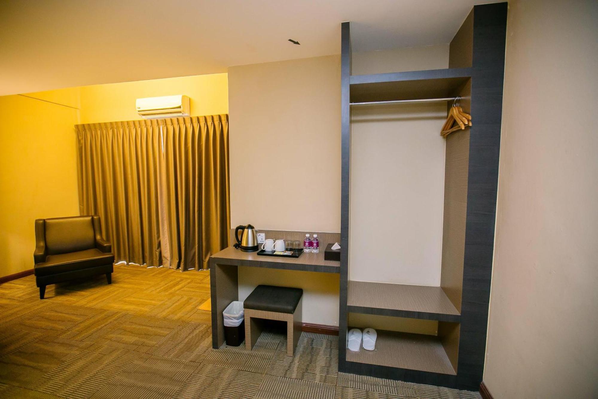 Merdeka Hotel Kluang Exterior photo